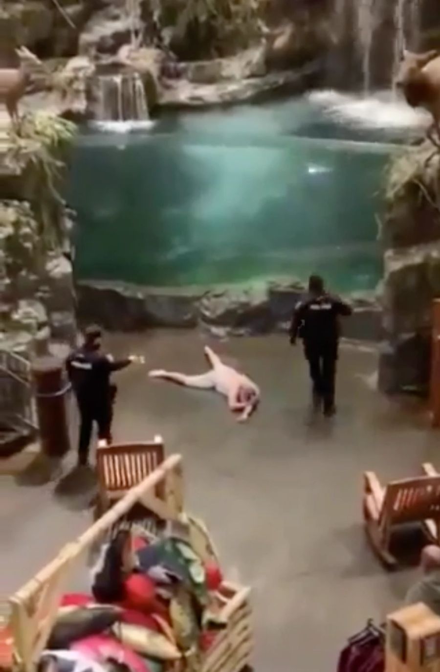Mann liegt vor Aquarium