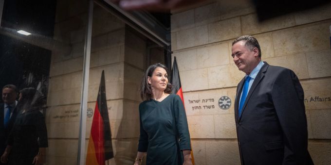 Aussenministerin Annalena Baerbock ist in Jerusalem mit ihrem neuen israelischen Amtskollegen Israel Katz zusammengetroffen. Aussenministerin Annalena Baerbock ist in Jerusalem mit ihrem neuen israelischen Amtskollegen Israel Katz zusammengetroffen.