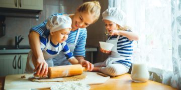 Kinder Tisch Küche Backen Mutter Nudelholz Mehl Teig Spaß