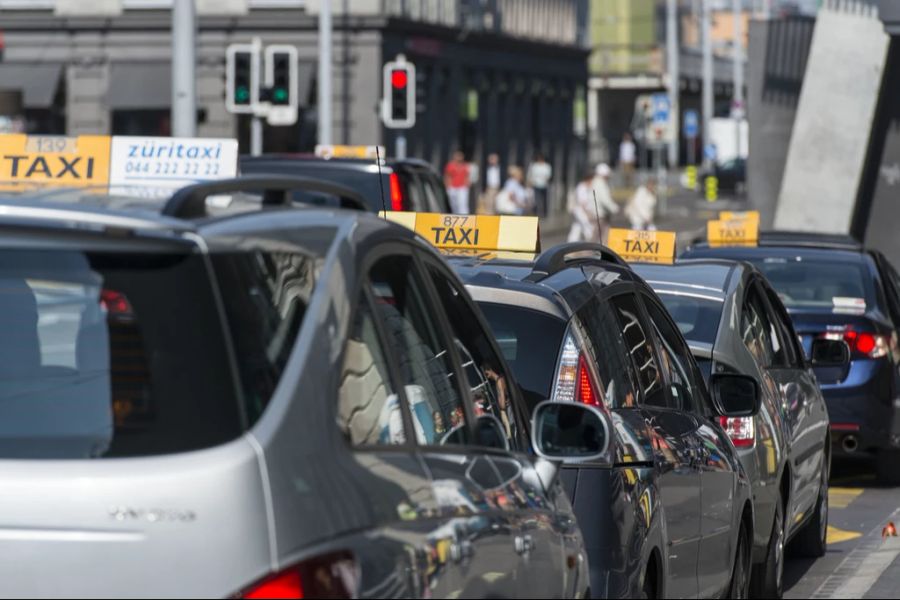 Unter dem allfälligen Nachtfahrplan könnte jedoch das Taxigeschäft in Zürich leiden. (Symbolbild)