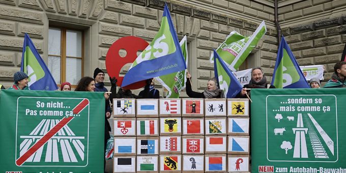 Komitee-Mitglieder und Unterstützer posieren bei der Einreichung der Unterschriften für das Referendum «Stopp Autobahn-Bauwahn, Nein zum masslosen Autobahn-Ausbau» am Donnerstag in Bern. (KEYSTONE/Peter Klaunzer) Komitee-Mitglieder und Unterstützer posieren bei der Einreichung der Unterschriften für das Referendum «Stopp Autobahn-Bauwahn, Nein zum masslosen Autobahn-Ausbau» am Donnerstag in Bern. (KEYSTONE/Peter Klaunzer)