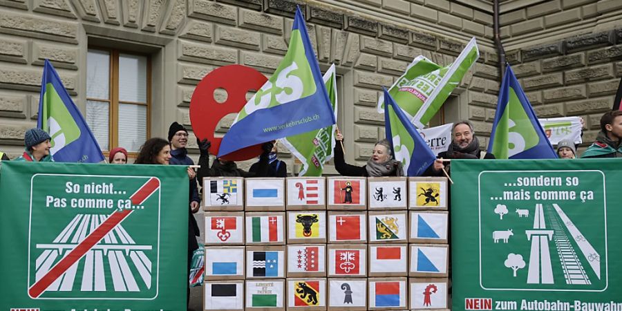 Komitee-Mitglieder und Unterstützer posieren bei der Einreichung der Unterschriften für das Referendum «Stopp Autobahn-Bauwahn, Nein zum masslosen Autobahn-Ausbau» am Donnerstag in Bern. (KEYSTONE/Peter Klaunzer)