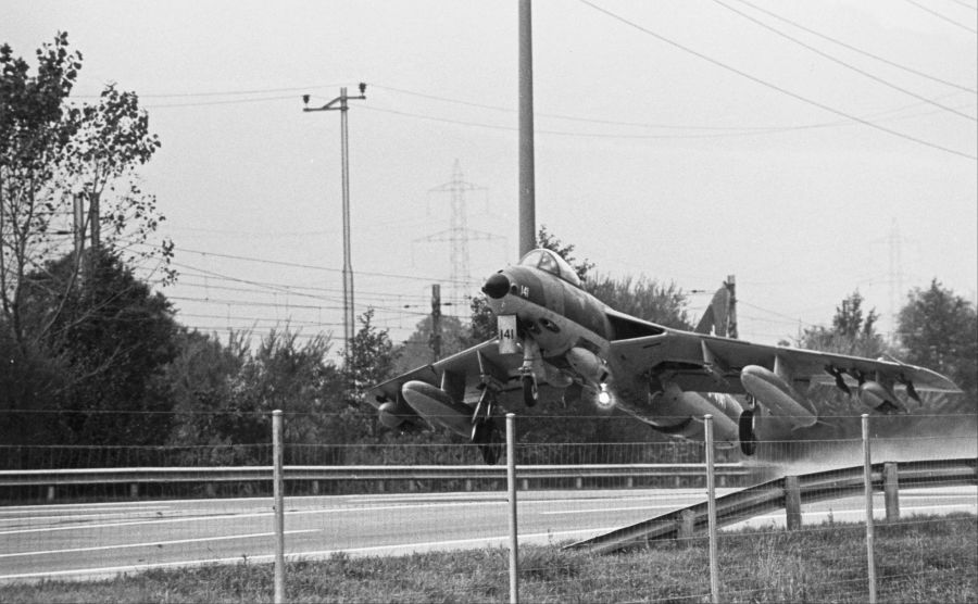 Eine Hunter beim Start auf der Autobahn, fotografiert am 26. September 1977.