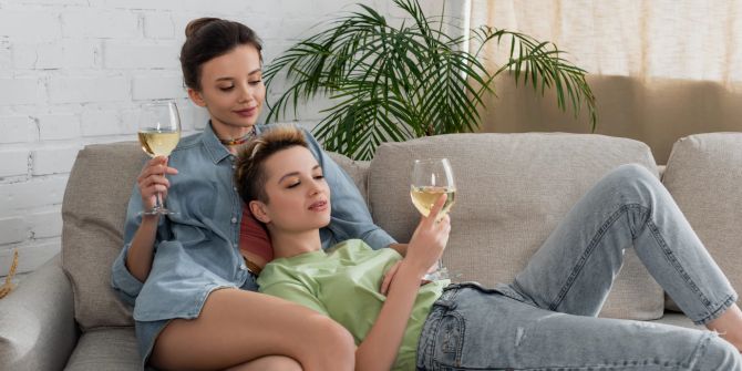 lesbisches paar auf der couch