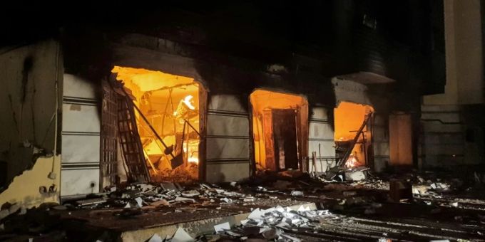 Protestierende setzten in Libyen das Parlamentsgebäude in Brand. Tobruk libyen