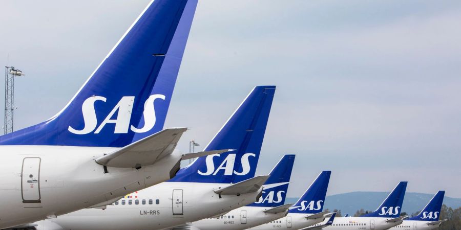 Flugzeuge der skandinavischen Fluggesellschaft SAS stehen am Terminal. Ein Pilotenstreik bei der Fluggesellschaft SAS in Skandinavien ist im letzten Augenblick aufgeschoben worden.