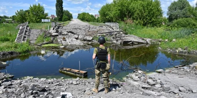 Zerstörte Brücke in der Ukraine Zerstörte Brücke in der Ukraine