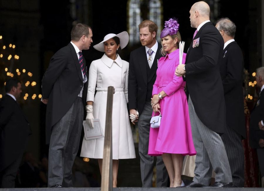 Mike Tindall (r.) neben seiner Frau Zara, die sich mit Harry und Meghan unterhält.