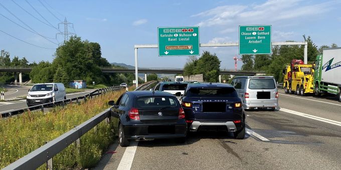 Auffahrkollision mit vier Fahrzeugen auf der A3.