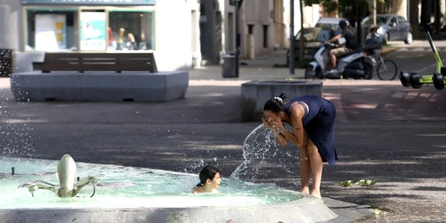 Menschen kämpfen in Perpignan mit der  Hitze