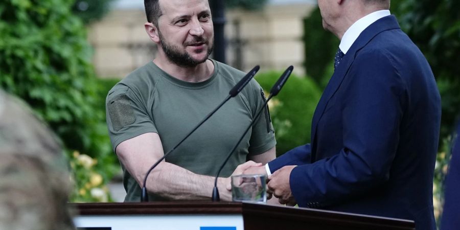 Anlass genug für einen «Brennpunkt»: Kanzler Olaf Scholz (r) besuchte am Donnerstag die Ukraine. Wolodymyr Selenskyj, Präsident der Ukraine, begrüsste ihn.