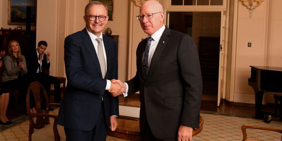 Anthony Albanese (l) schüttelt David Hurley während einer Zeremonie im Government House die Hand.