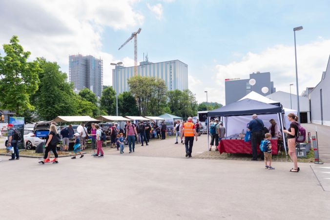 Zahlreiche Utensilien, Bücher, Zeitschriften und Souvenirs am Bahnmarkt.