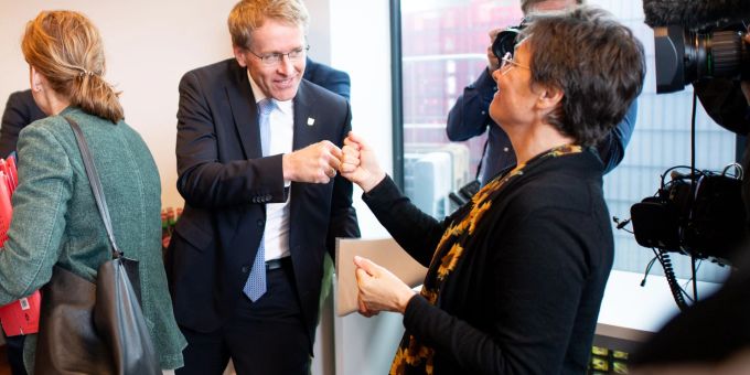Daniel Günther (CDU,M), Ministerpräsident von Schleswig-Holstein, und Monika Heinold, Spitzenkandidatin von Bündnis 90/Die Grünen zur Landtagswahl in Schleswig-Holstein, begrüssen sich vor Beginn von Sondierungsgesprächen ihrer Parteien. Daniel Günther (CDU,M), Ministerpräsident von Schleswig-Holstein, und Monika Heinold, Spitzenkandidatin von Bündnis 90/Die Grünen zur Landtagswahl in Schleswig-Holstein, begrüssen sich vor Beginn von Sondierungsgesprächen ihrer Parteien.