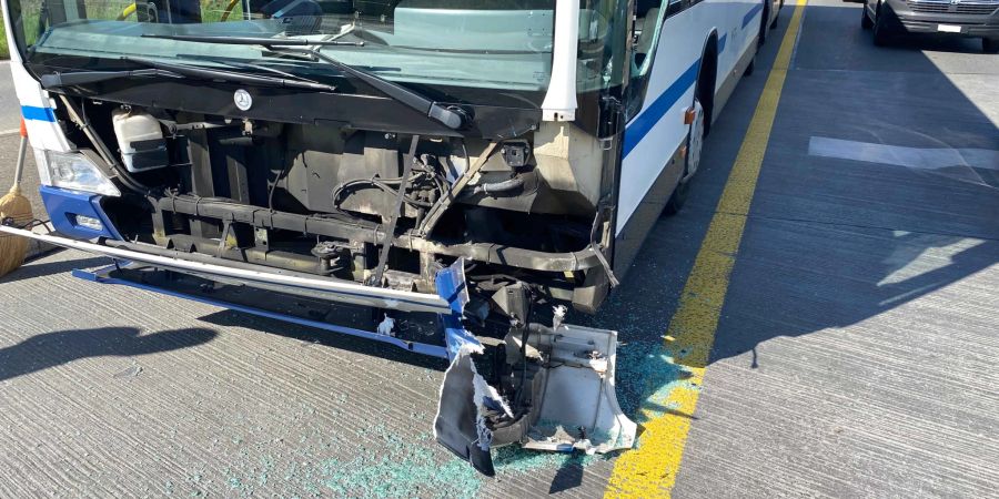 Steinhausen ZG: Kollision zwischen Auto und Linienbus