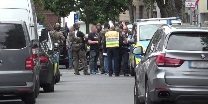 Nach der mutmasslichen Sichtung einer Waffe im Umfeld einer Schule in Dinslaken hat die Polizei das Gebäude vorsichtshalber durchsucht. Schiesserei