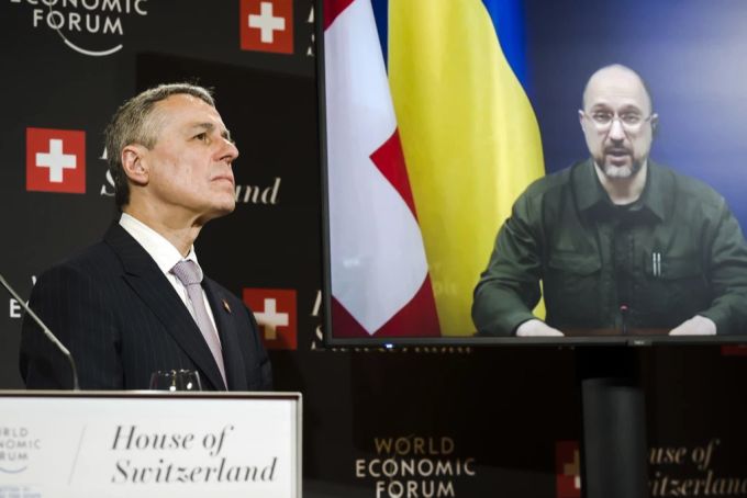 Ignazio Cassis spricht beim WEF mit Denys Shmygal, Ministerpräsident der Ukraine. WEF