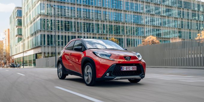 Kleiner Wagen mit SUV-Anleihen: Der neue Aygo X rollt als Crossover auf die Strasse. Kleiner Wagen mit SUV-Anleihen: Der neue Aygo X rollt als Crossover auf die Strasse.