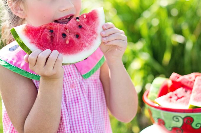 Im Sommer sind Wassermelonen eine praktisches Mittel zur Flüssigkeitsaufnhame. Das Beste daran: Den Kindern schmeckt's auch! Mädchen Wassermelone Kleid Scheibe essen