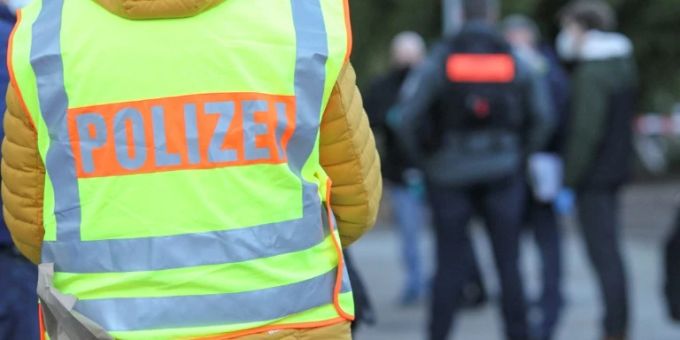 Polizeibeamter bei einem Einsatz Polizeibeamter bei einem Einsatz