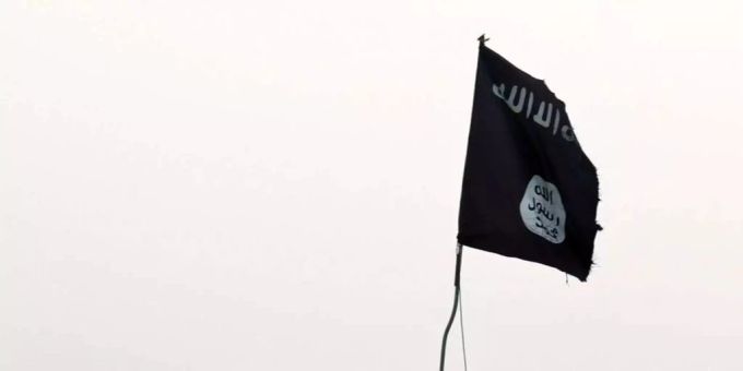 Eine IS-Fahne weht im irakischen Krisengebiet. Für die Schweizer Nachrichtendienste geht die Terrorgefahr in der Schweiz eher von Einzeltätern aus. schweizer nachrichtendienste