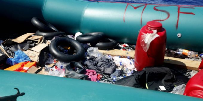 Auf dem Mittelmeer ist es zu einer dramatischen Seenotrettung gekommen. (Symboldbild) Schlauchboot