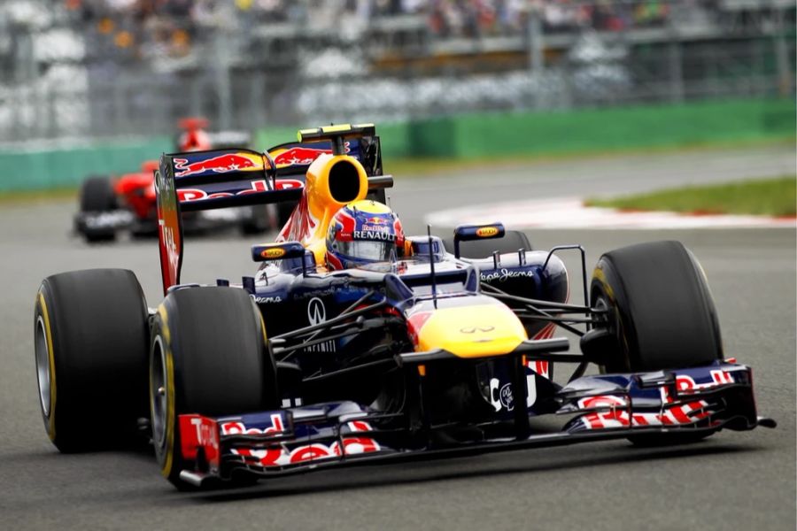 Mark Webber am Steuer des Red Bull RB8 im Jahr 2012.