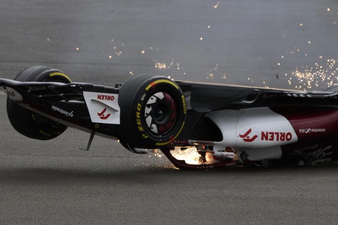 Beim Unfall von Zhou Guanyu beim Silverstone-GP der Formel 1 verhinderte der Halo, dass Zhou mit dem Kopf den Boden traf. Zhou Guanyu Formel 1