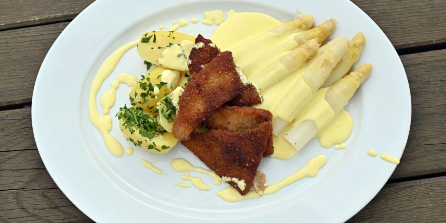 Klassiker: Schnitzel, Spargel mit Sauce Hollandaise und Kartoffeln. Millionen Deutsche lieben Spargel. Viele rümpfen aber auch die Nase und können den jährlichen Hype nicht verstehen.