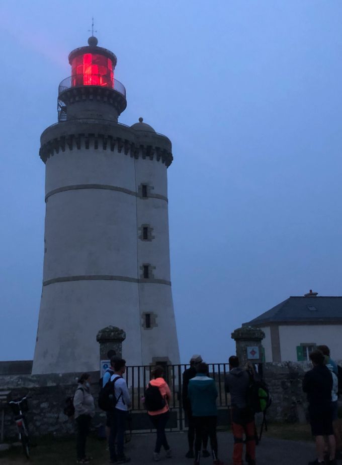 Lichtfarbe und Takt: Jeder Leuchtturm hat seine eigene Kennung, an der ihn Seefahrer zuordnen können – so auch der Phare du Stiff auf der Île d'Ouessant. Leuchtturm Dämmerung Besucher Feuer