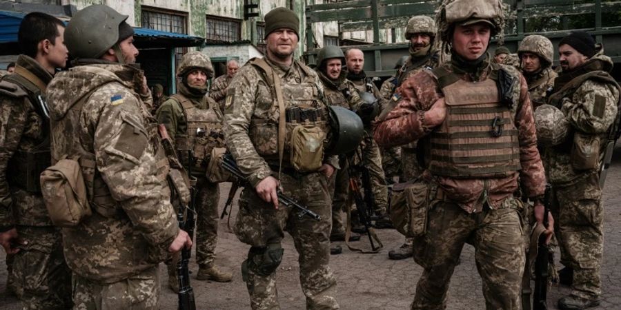 Ukrainische Soldaten in der Nähe von Kramatorsk