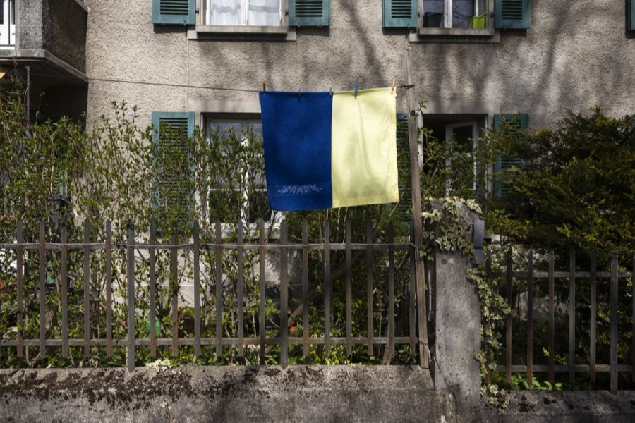 Tücher in den Farben der ukrainischen Flagge hängen an einer Wäscheleine bei einem Haus beim Viererfeld, am Dienstag, 12. April 2022, in Bern.