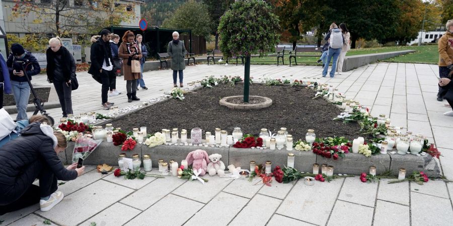 Blumen und Kerzen im Oktober 2021 im norwegischen Kongsberg, nachdem ein Mann mehrere Menschen mit Pfeil und Bogen sowie Messern getötet hatte.