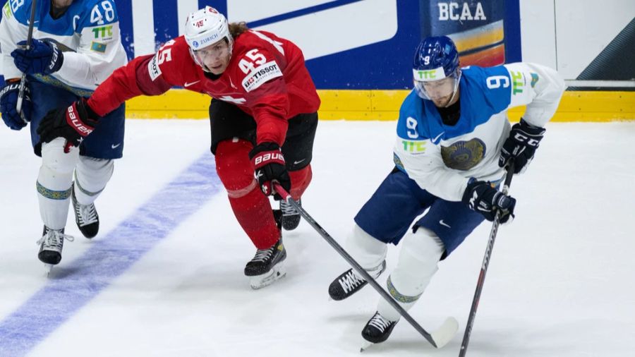 Gegen Kasachstan mühen sich Michael Fora und Co. zu einem 3:2-Sieg.