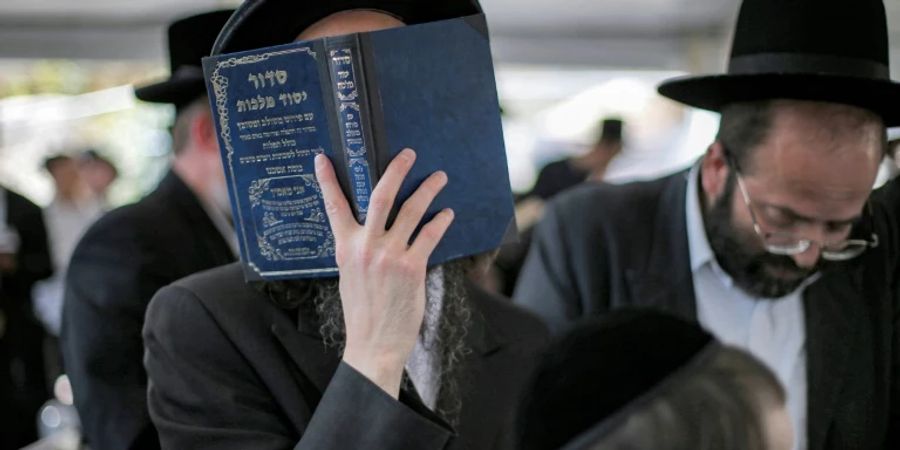 Ultraorthodoxe Juden am Grab von Rabbi Schimon Bar Jochai