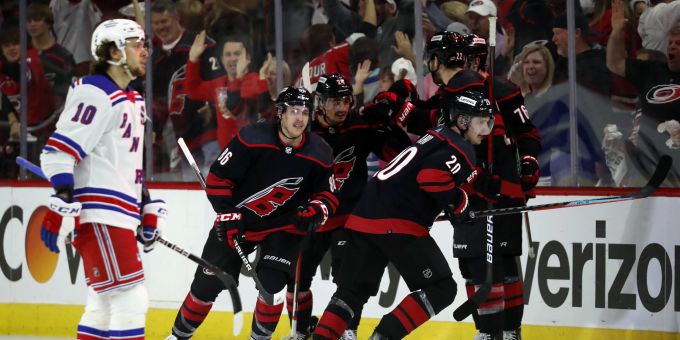 Die Spieler der Carolina Hurricanes jubeln über den späten Ausgleich gegen die New York Rangers in den Stanley-Cup-Playoffs. (AP Photo/Karl B DeBlaker) stanley-Cup-Playoffs