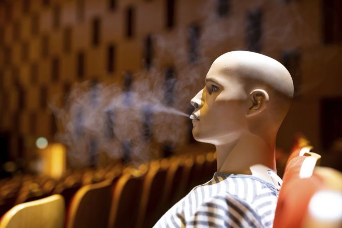 Ein Dummy «atmet» in einem Konzertsaal in Hannover, Deutschland. Der Saal wurde für ein Experiment zur Verbreitung des Coronavirus über Aerosole benutzt. Aerosole Dummy Luft atmen