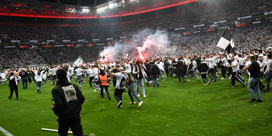 Der Platzsturm der eigenen Fans nach dem Sieg gegen West Ham United kommt Eintracht Frankfurt teuer zu stehen.