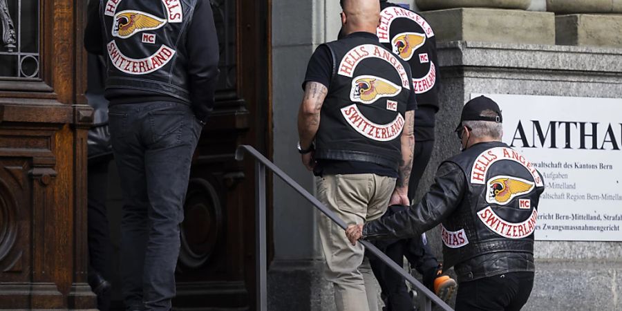 Schweizer «Hells Angels» betreten am 30. Mai den Sitz des Regionalgerichts Bern-Mittelland. (Archivbild)