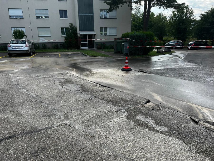 In Wangen-Brüttisellen ZH kam es zum Rohrbruch einer Wasserleitung.