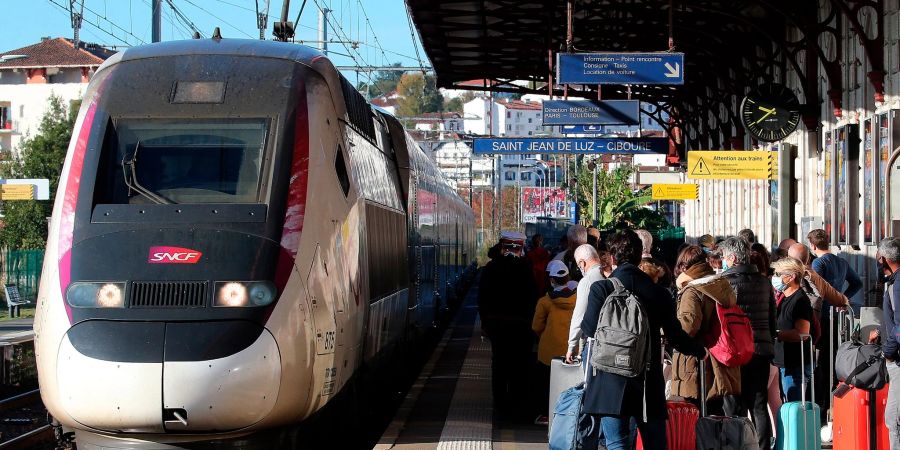 Ein landesweiter Warnstreik in Frankreich könnte an diesem Mittwoch (6. Juli) den Bahnverkehr behindern. Im TGV-Verkehr innerhalb Frankreichs werden einige Ausfälle erwartet, am stärksten betroffen sein werden IC-Verbindungen und der Regionalverkehr.