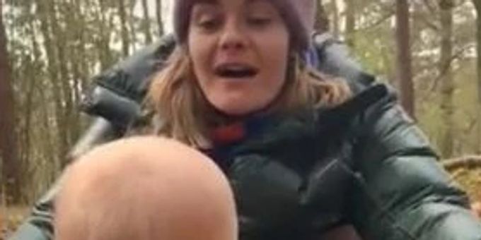 «Ganz die Mama» - Hazel Brugger wird von eigener Tochter (1) veräppelt