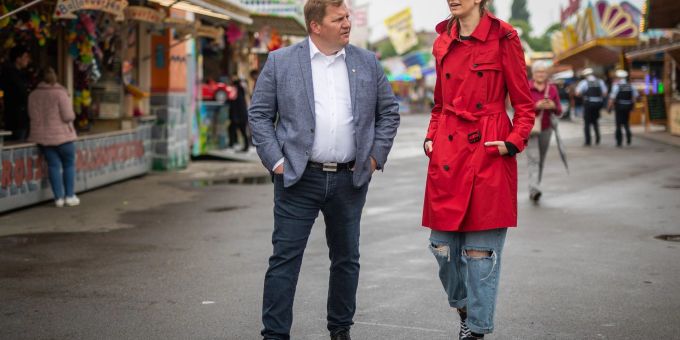 Mark Roschmann (l.), Vorsitzender des Stuttgarter Schaustellerverbandes, spricht auf dem Frühlingsfest mit Stadträtin Jitka Sklenarova (Bündnis 90/Die Grünen) über das Thema Sexismus an einigen Schaustellerbuden. Mark Roschmann (l.), Vorsitzender des Stuttgarter Schaustellerverbandes, spricht auf dem Frühlingsfest mit Stadträtin Jitka Sklenarova (Bündnis 90/Die Grünen) über das Thema Sexismus an einigen Schaustellerbuden.