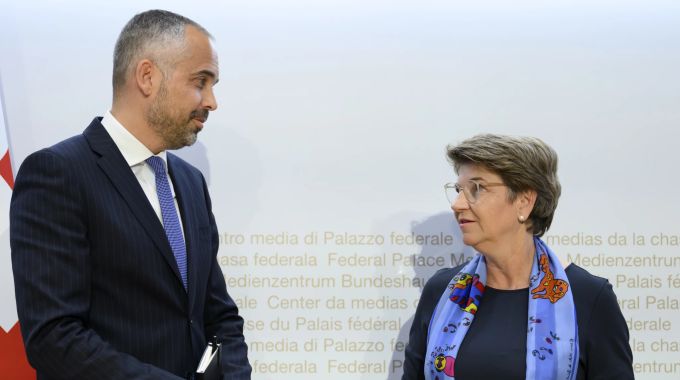 Bundesraetin Viola Amherd, rechts, und Martin von Muralt, designierter Delegierter fuer den Sicherheitsverbund Schweiz (SVS), links, sprechen nach einer Medienkonferenz ueber die Ernennung des neuen Delegierter fuer den Sicherheitsverbund Schweiz, am Mittwoch, 4. Mai 2022, im Medienzentrum Bundeshaus in Bern. (KEYSTONE/Anthony Anex) MK, MEDIENKONFERENZ, PRESSEKONFERENZ, BUNDESRAT,
