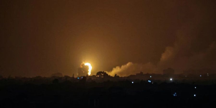Flammen und Rauch nach Luftangriffen im Gazastreifen