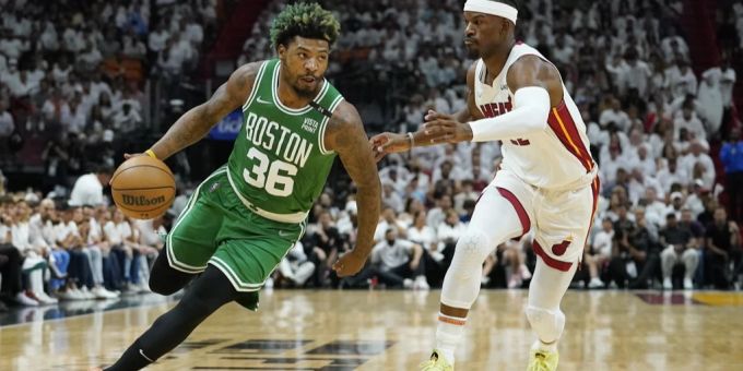 Marcus Smart (36) von den Boston Celtics dribbelt um Jimmy Butler (22) der Miami Heat am 19. Mai 2022 in Miami. boston celtics miami heat