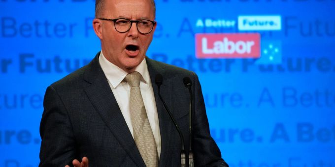 Anthony Albanese spricht auf einer Veranstaltung der Labor Party in Sydney. Noch ist unsicher, ob er Australien alleine regieren kann oder eine Minderheitsregierung führen wird. Anthony Albanese spricht auf einer Veranstaltung der Labor Party in Sydney. Noch ist unsicher, ob er Australien alleine regieren kann oder eine Minderheitsregierung führen wird.