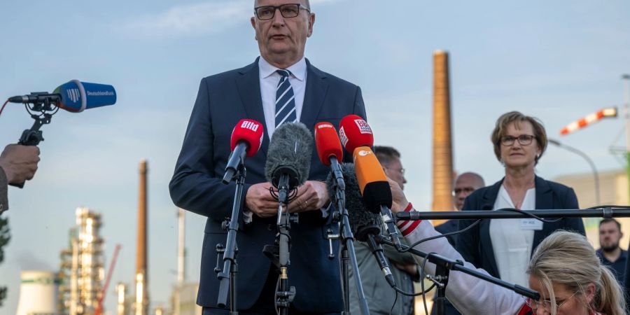 Dietmar Woidke (SPD), Ministerpräsident von Brandenburg, bei einer Pressekonferenz nach einem Treffen mit der Belegschaft der PCK Raffinerie.