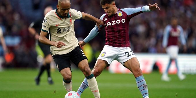 Aston Villas Philippe Coutinho (r) kämpft mit Liverpools Fabinho um den Ball. Aston Villas Philippe Coutinho (r) kämpft mit Liverpools Fabinho um den Ball.