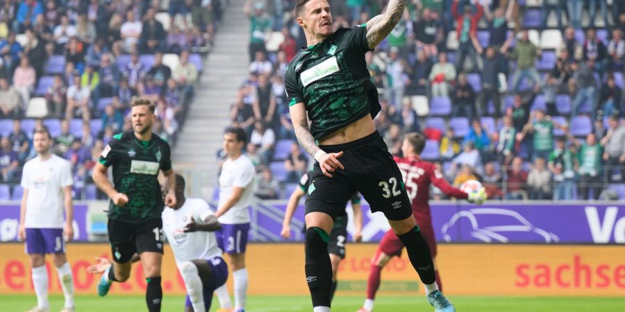 Bremens Marco Friedl jubelt nach seinem Tor zur 1:0-Führung bei Erzgebirge Aue.